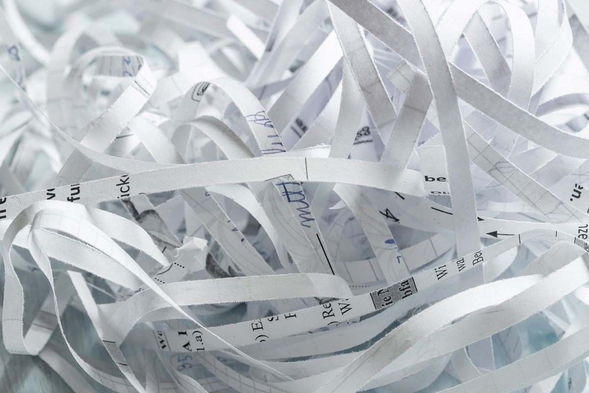 Une pile de documents broyés Destruction de documents confidentiels : erreurs à éviter