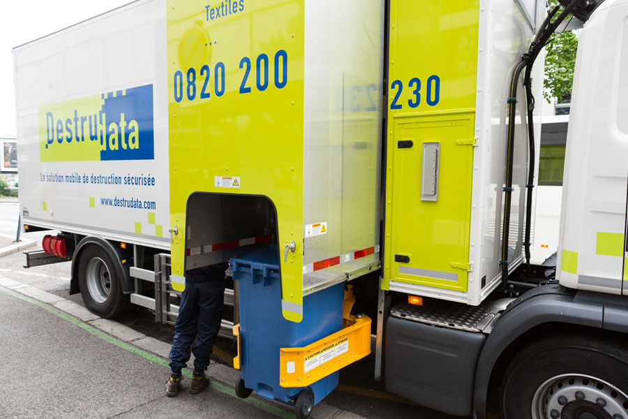 Camion broyeur de Destrudata avec employé destrudata-camion-broyeur02