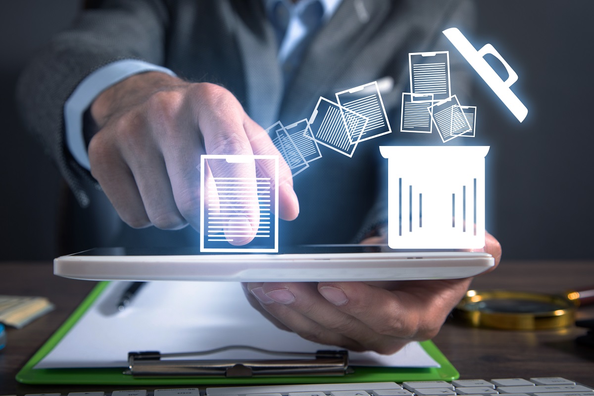 personne utilisant une tablette pour effacer des données l’effacement et destruction d’archives