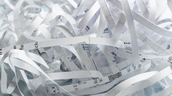 Une pile de documents broyés Destruction de documents confidentiels : erreurs à éviter