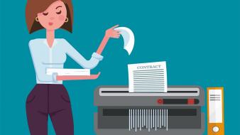Femme détruisant un contrat papier avec un broyeur 