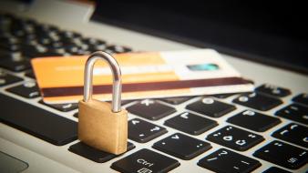 Cadenas et cartes de crédit sur clavier d'ordinateur. Données de commerce électronique, protection des achats en ligne et des services bancaires électroniques, concept de sécurité Internet et financière